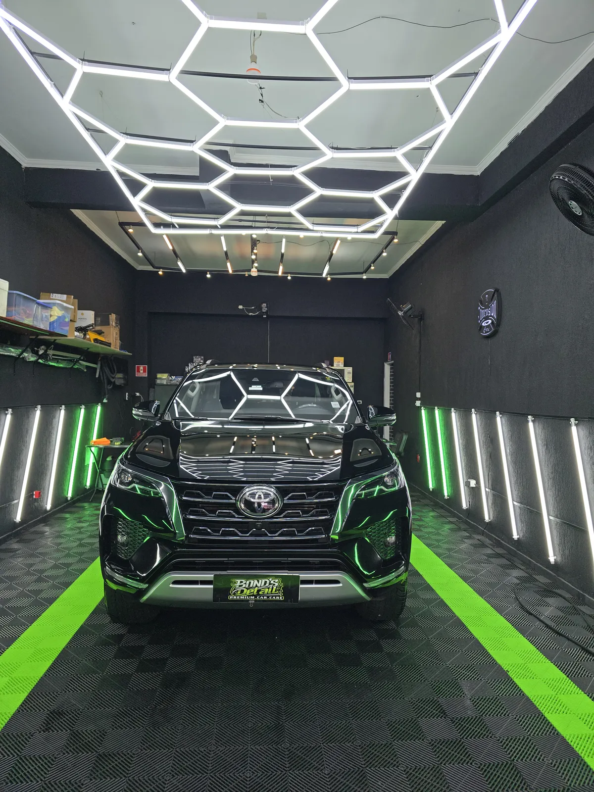 SUV preto polido sob o teto de LED